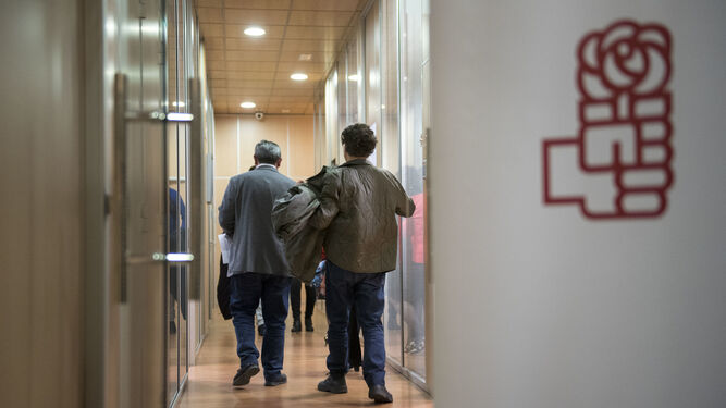 Muchos se marchaban cabizbajos de la sede del PSOE en Granada.