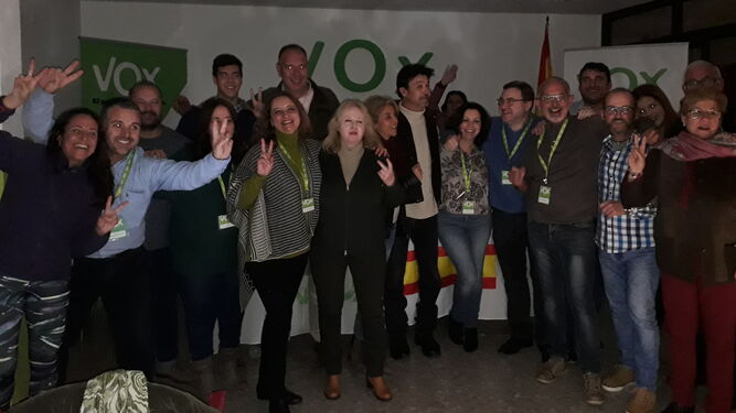 Miembros de Vox rodeando a Ángela Mulas y haciendo el signo de la victoria.