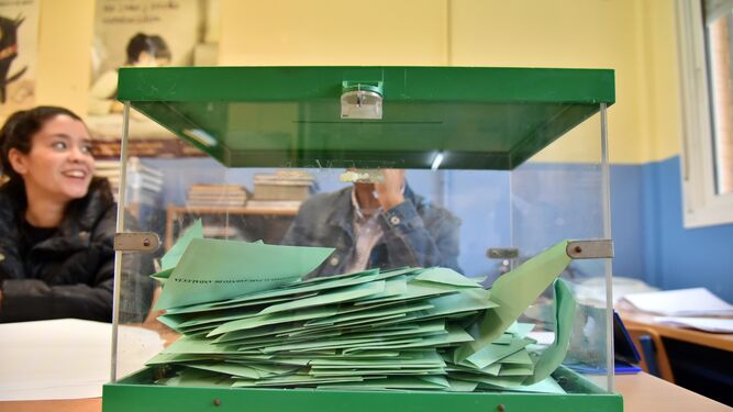 Elecciones andaluzas 2018. Una urna en el IES Puerta del Mar de Algeciras