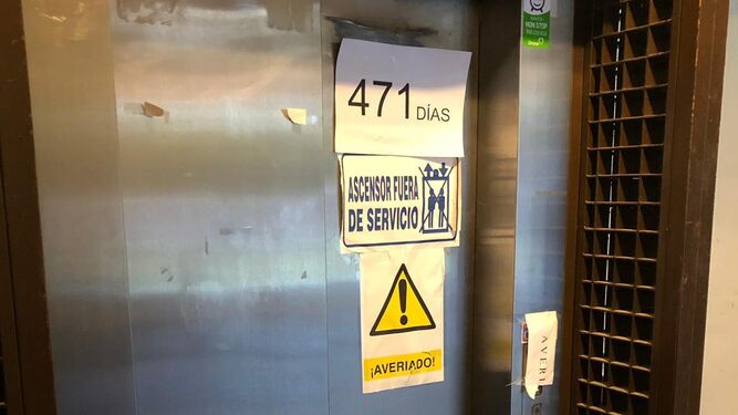 471 días sin ascensor en el Ayuntamiento de Granada