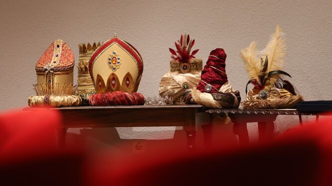 Detalle de las tres coronas de los Reyes Magos de Sevilla.