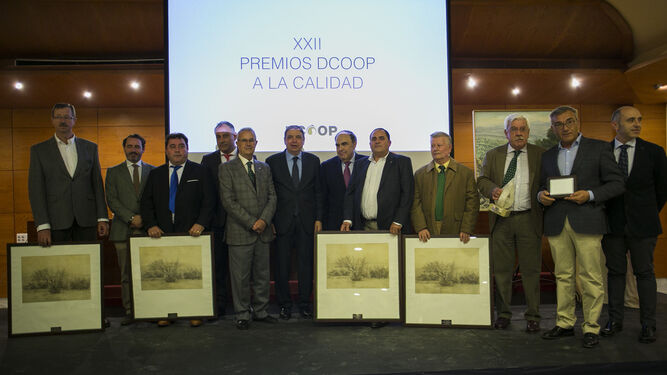 Foto de familia de los premiados por Dcoop junto al ministro de Agricultura, Pesca y Alimentación, Luis Planas.