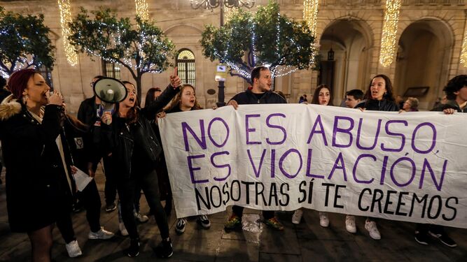 Centenares de personas se manifiestan en Andalucía contra la sentencia de la Manada