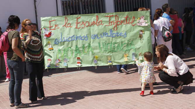 Manifestación contra la violencia en el CEIP Reyes Católicos de Santa Fe.