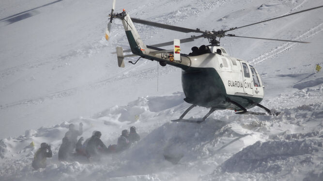 El fallecido en Sierra Nevada fue rescatado con un helicóptero de la Guardia Civil