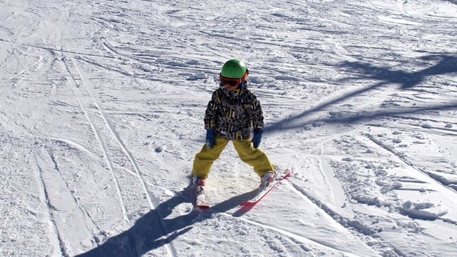 Un niño esquiando en Sierra Nevada