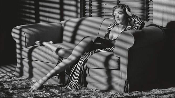 La modelo estadounidense Gigi Hadid, que da vida al personaje 'la socialit&eacute; adinerada', posa para el fot&oacute;grafo Albert Watson en la edici&oacute;n del Calendario Pirelli 2019.