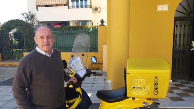 Antonio Funes en la actualidad, junto a una moto de Correos.