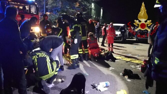 Los servicios de emergencias atienden a los heridos en la avalancha una discoteca en Italia.