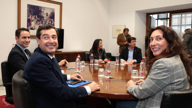 Juanma Moreno y Dolores López, en primer término, en la reunión entre PP y Ciudadanos en el Parlamento.