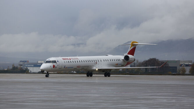 Un avión de Iberia Regional aterrizando en la pista del aeródromo granadino.
