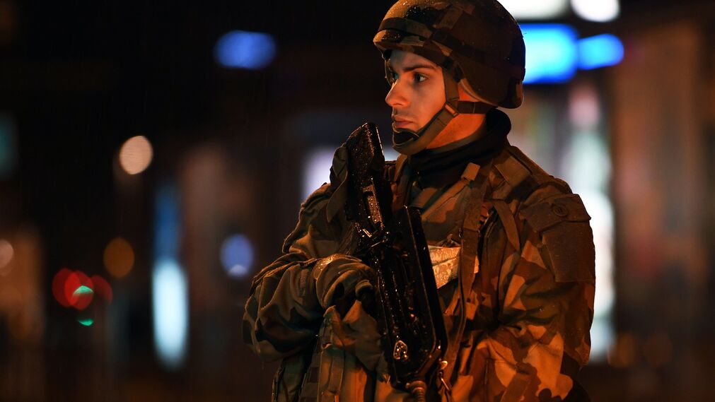 Un agente de polic&iacute;a de los muchos desplegados por la zona donde se produjo el tiroteo en Estrasburgo.
