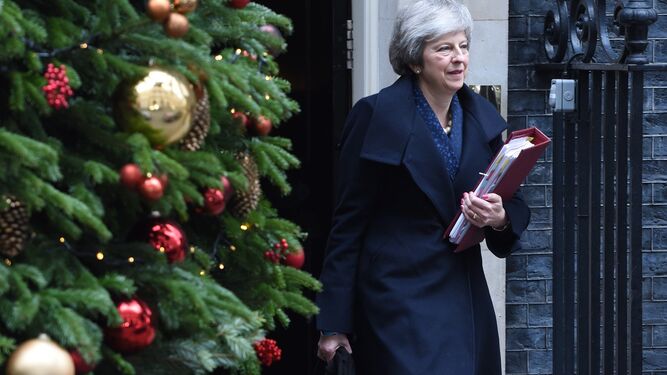 Theresa May abandonando este miércoles el número 10 de Downing Street para asistir a una sesión de control en el Parlamento.