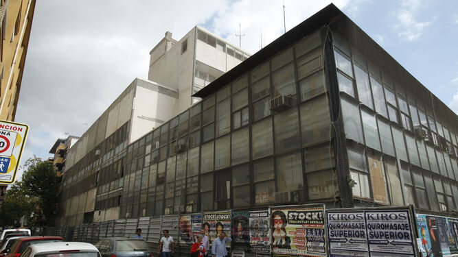 Aspecto actual de una de las fachadas de la antigua comisaría de la Policía Nacional de la Gavidia.