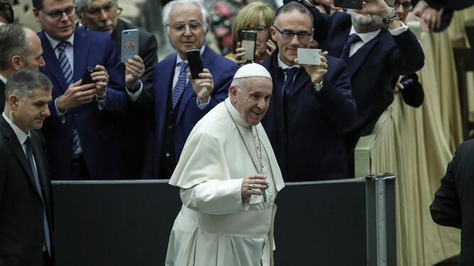 EL Papa Francisco, a su llegada a la sala Nervi de el Vaticano.