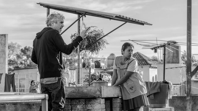 Alfonso Cuarón y la actriz Yalitza Aparicio, en el rodaje de 'Roma'.