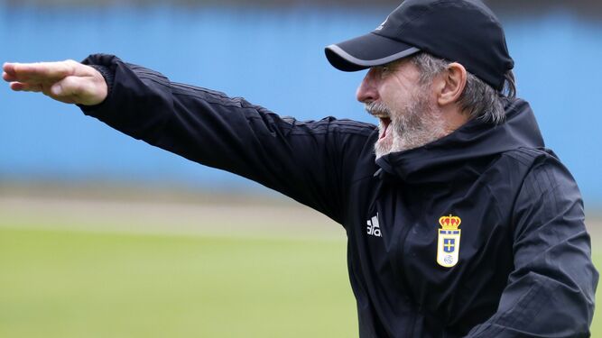 Juan Antonio Anquela, ex técnico del Granada CF, es hoy el entrenador del Real Oviedo.