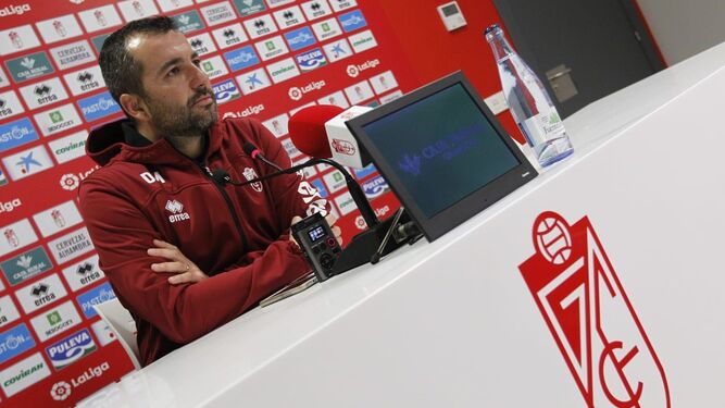 Diego Martínez, entrenador del Granada CF, espera que Los Cármenes presente un gran ambiente ante el Oviedo.