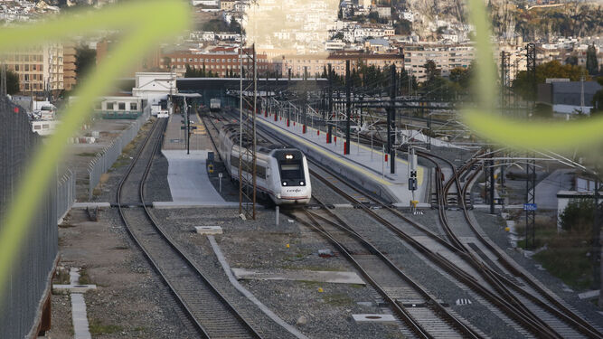 Un tren de Media Distancia sale de la Estación de Granada