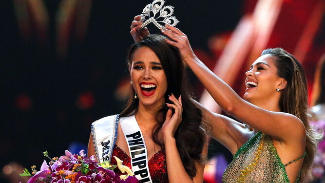 Miss Filipinas, Catriona Gray,  con su flamante corona.