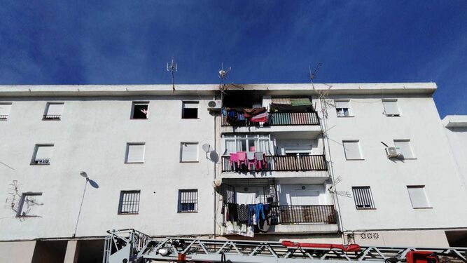 El fuego se ha declarado en una vivienda de uno de los bloques de la Huerta Carrasco de Motril