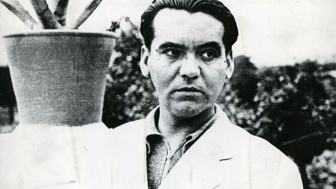 Federico García Lorca en la Huerta de San Vicente, en 1935.