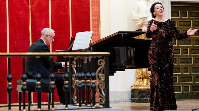 La soprano Lucía Castelló y el pianista Alejandro Zabala Real en pleno concierto.