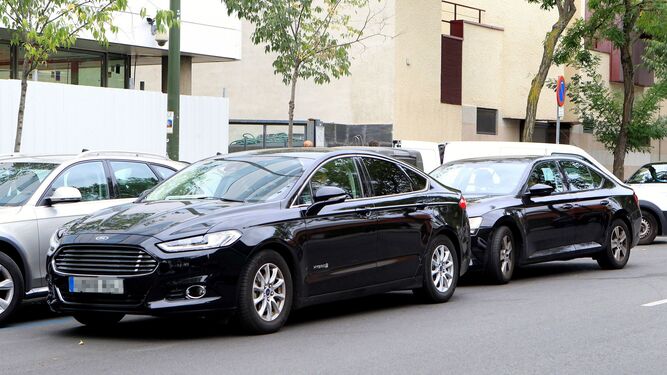 Dos vehículos VTC de Uber como los que desde ahora pueden operar en Granada