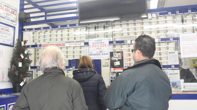 Varias personas esperan su turno en una administración de lotería del centro de Córdoba