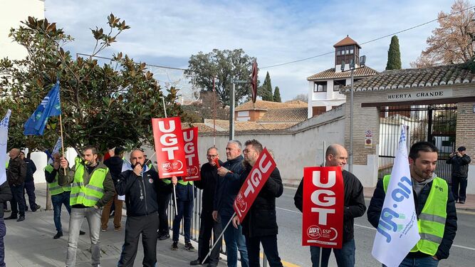 Protesta ante el Ayuntamiento de La Zubia