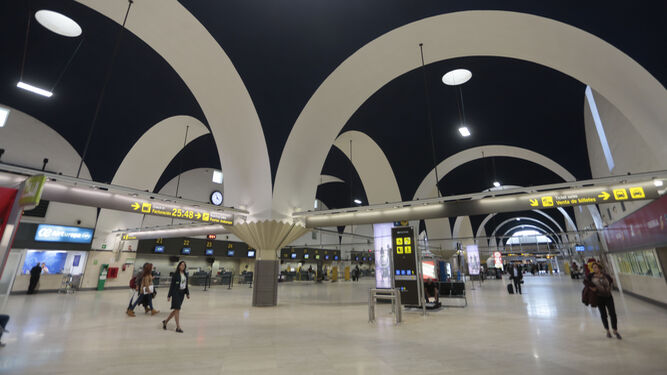 Interior del aeropuerto de Sevilla.