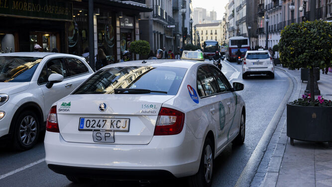 Un taxi circula por el centro de la capital granadina
