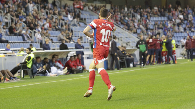 Antonio Puertas celebra su último gol en Liga, en el Rodríguez López de Tenerife.