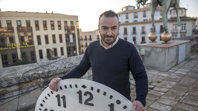 El relojero del Ayuntamiento, Manuel Ángel Pinel.