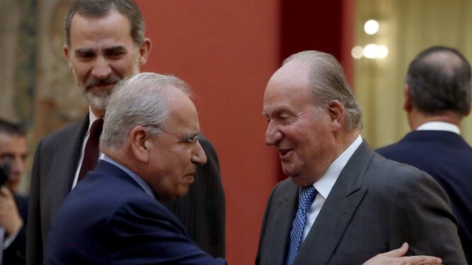 El rey Juan  Carlos  conversa con Alfonso Guerra en presencia de Felipe VI en la celebración del 40 aniversario de la Constitución