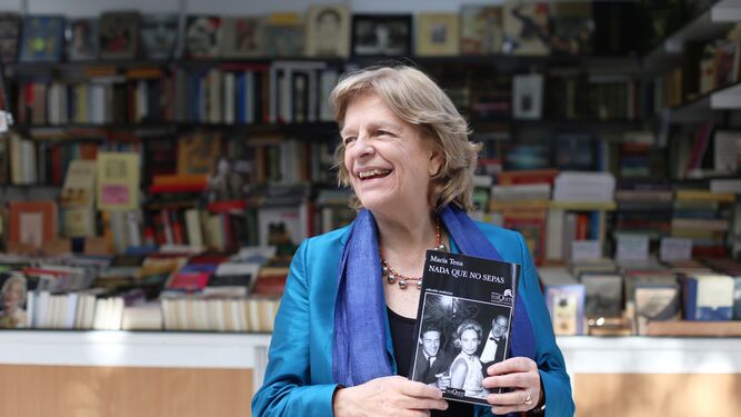 La escritora María Tena posa con su libro 'Nada que no sepas'.
