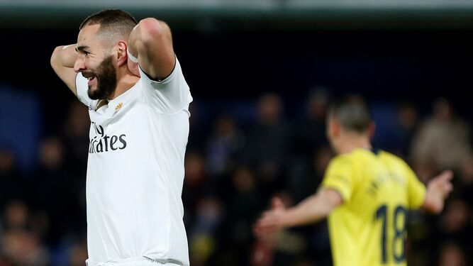 Karim Benzema se lamenta en el partido ante el Villarreal.