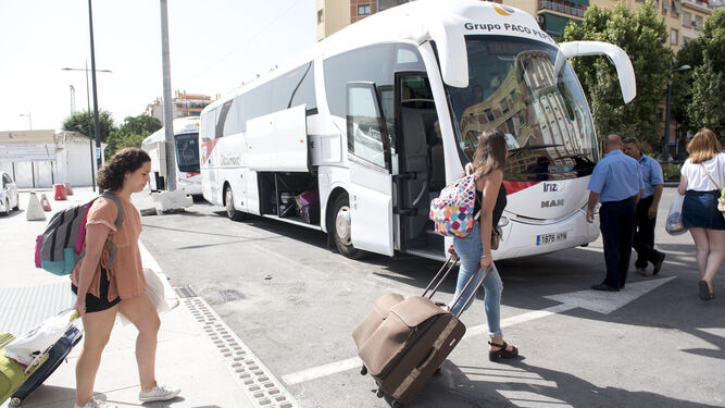 Viajeros suben a uno de los autobuses que conectan Granada con Antequera-Santa Ana