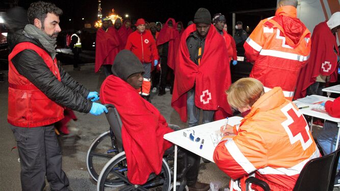 Cruz Roja atiende a inmigrantes llegados a Motril.