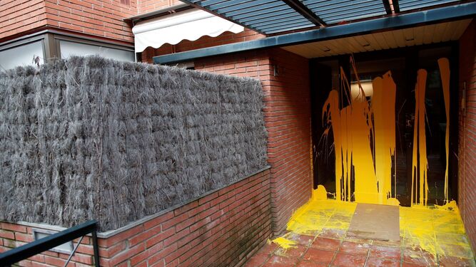 Entrada de la vivienda del juez del  Supremo Pablo Llarena en Sant Cugat del Vallés (Barcelona, cubierta de pintura amarilla por miembros de Arran, el pasado 14 noviembre.