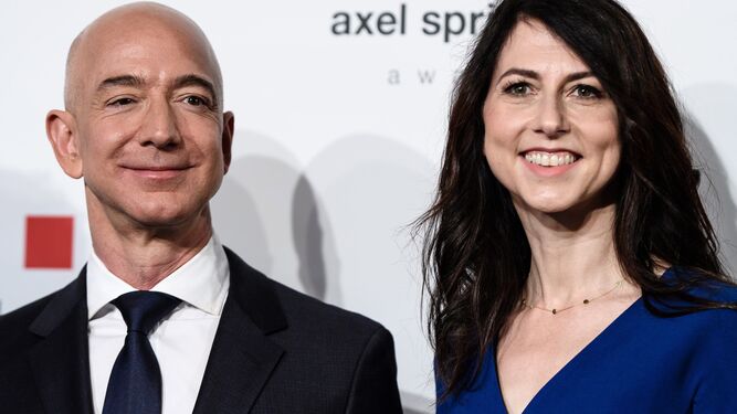 Jeff Bezos y su esposa MacKenzie.