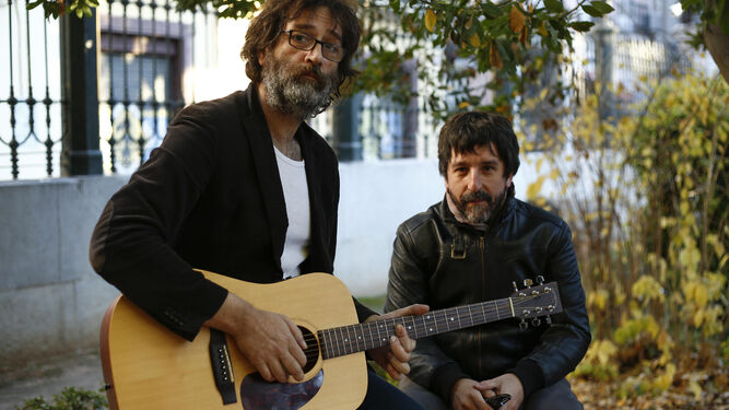 El cantante José Bolívar y el guitarrista Daniel Vázquez, en el Jardín Botánico de la UGR.