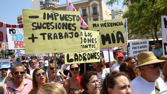 Manifestación contra el impuesto de Sucesiones y Donaciones en Almería.