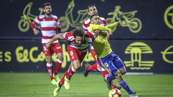Germán cierra a un rival en el pasado partido contra el Cádiz