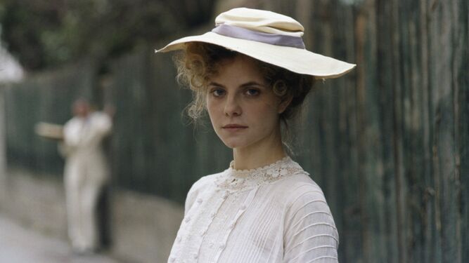 Juli Jakab interpreta en la película a una joven que aspira a trabajar como sombrerera.