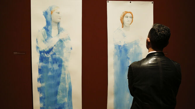 Un visitante frente a dos dibujos de Asunción Jódar en su nueva exposición.