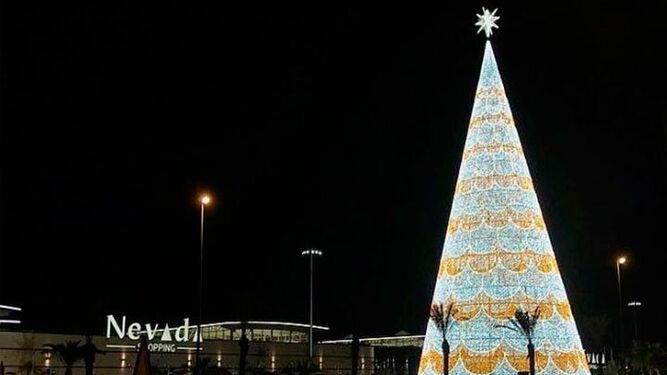 El árbol de Navidad del Nevada, el más alto de Europa según sus responsables, constituye un claro ejemplo de despilfarro en Navidad.
