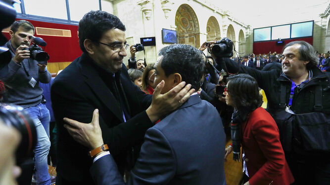 Mario Jiménez felicita a Juanma Moreno tras su elección como presidente de la Junta.