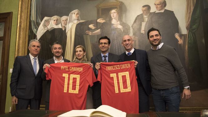Luis Rubiales entregó camisetas de la selección española al alcalde y al Ayuntamiento de Granada