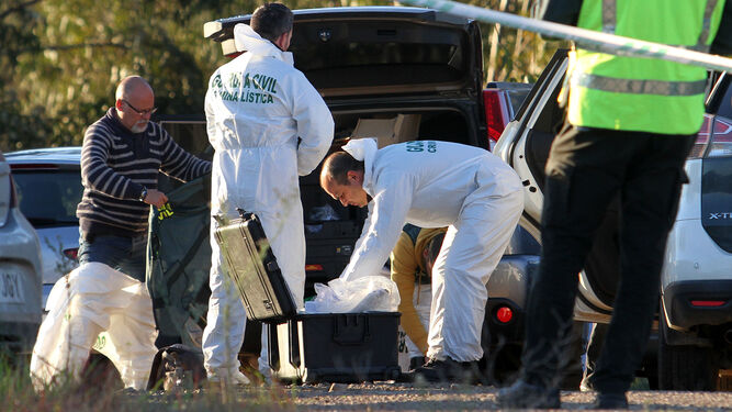 Agentes de criminalística en el paraje donde fue encontrado el cuerpo el 17 de diciembre.